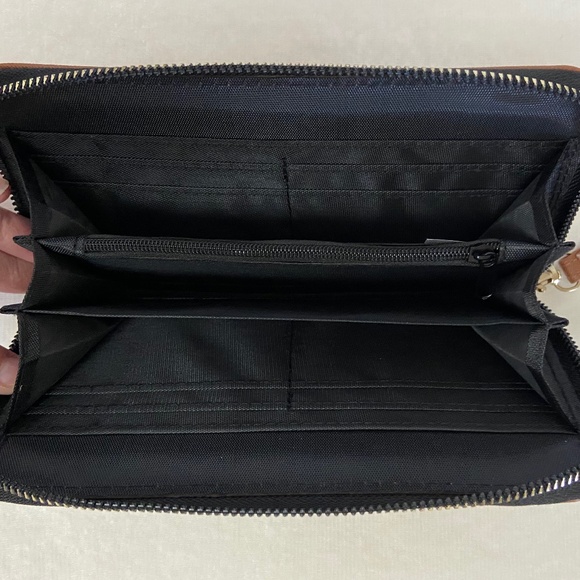 NEW Ardene Wraparound Zip Wristlet - Picture 2 of 3